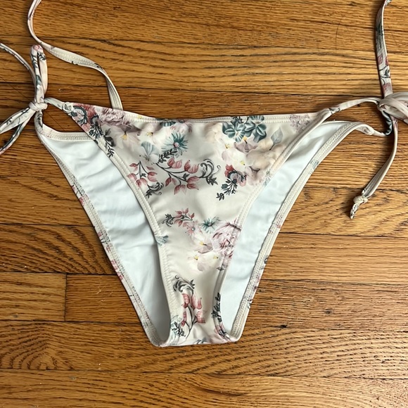 Bikini - Picture 3 of 7